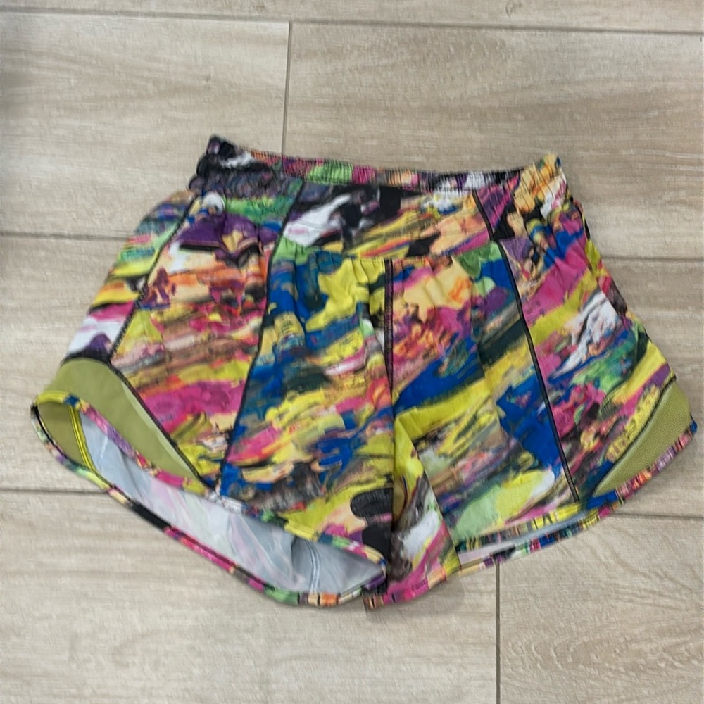 Lululemon Hotty Hot Short II 4” size 4 shorts. Multicolor excellent condition